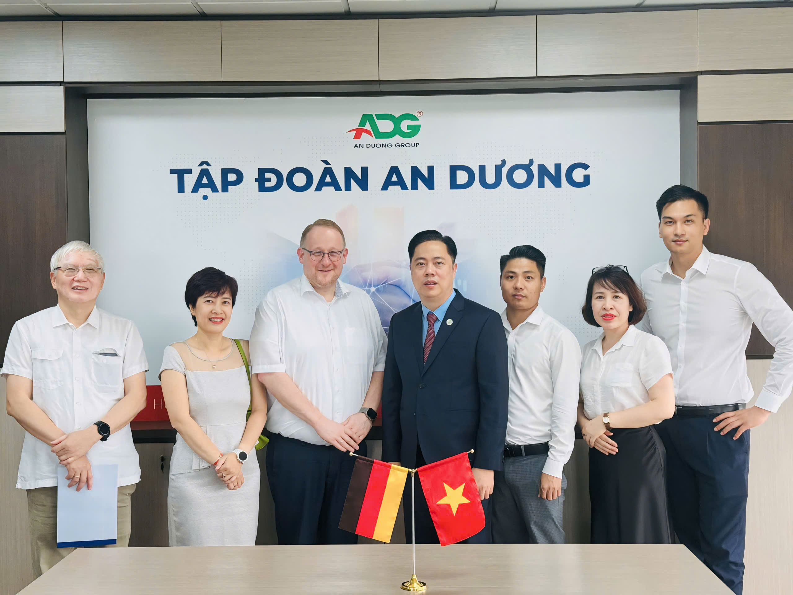 Ban lãnh đạo ADG chụp ảnh kỷ niệm cùng phái đoàn đối tác Đức.